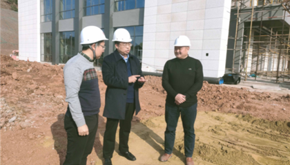 遂寧興業(yè)集團黨委副書記、監(jiān)事會主席、工會主席石鎮(zhèn)槐深入遂寧市興學商務(wù)中心項目、公共衛(wèi)生臨床醫(yī)療中心一期項目進行實地巡查